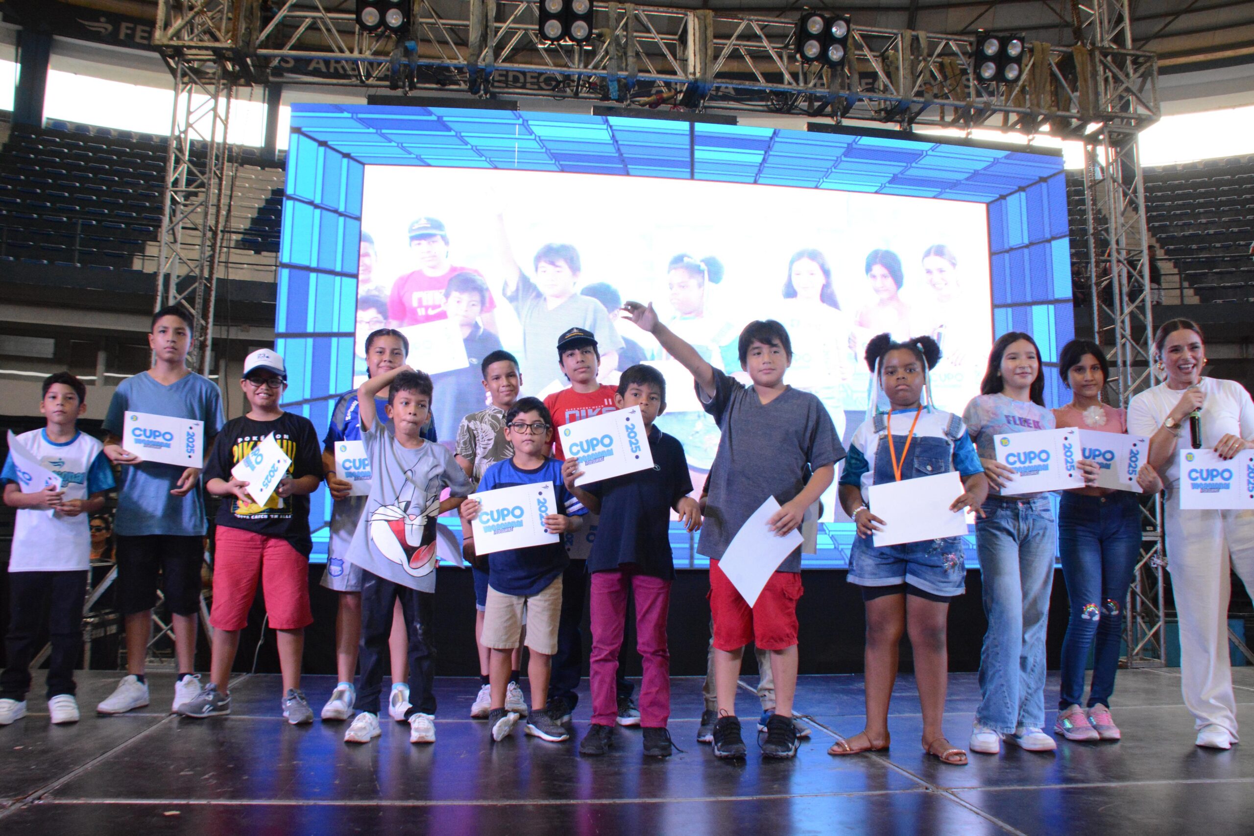 El evento se realizó en el coliseo Voltaire Paladines Polo.